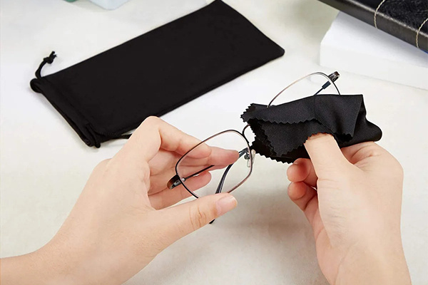 Custom-Microfiber-Eyewear-Pouch